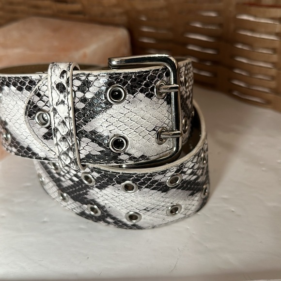 Urban Outfitters Belt Wide Animal Print Double Buckle Adjustable 26-30 Wide - Picture 7 of 11